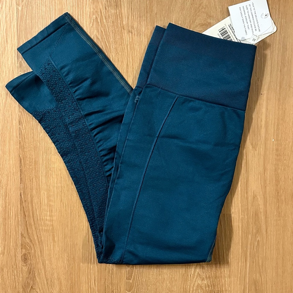NWT - Fabletics SYNC HIGH-WAISTED PERFORATED 7/8 Leggings